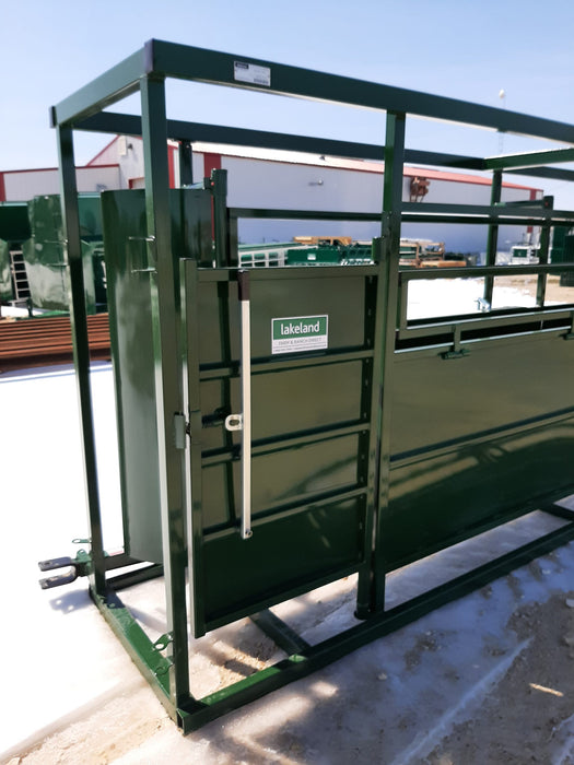 Cornerless crowd tub attached to C-Series Cattle Adjustable Alley – enhances cattle movement and reduces stress