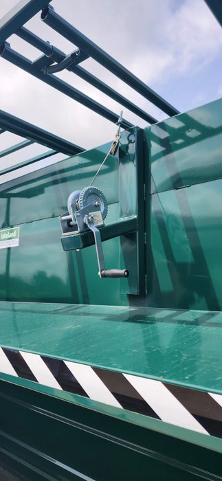 Heavy-duty 5 Ton Cattle Creep Feeder with built-in creep pens – portable design for safe and controlled calf feeding