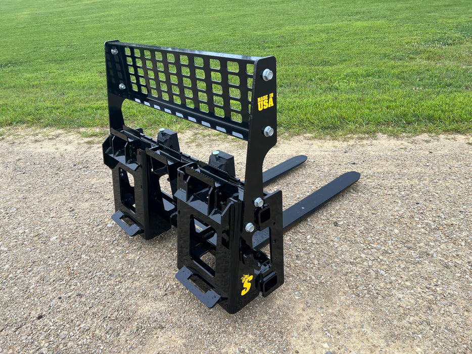 Hydraulic skid steer pallet forks by Stinger adjusting fork width – durable design for fast, controlled, and flexible lifting operations.