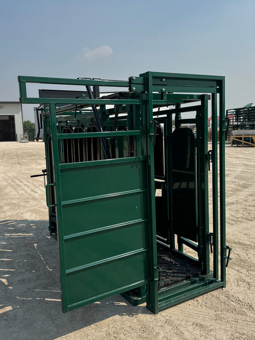Hydraulic-ready Lakeland Cattle Squeeze Chute providing smooth cattle handling operation