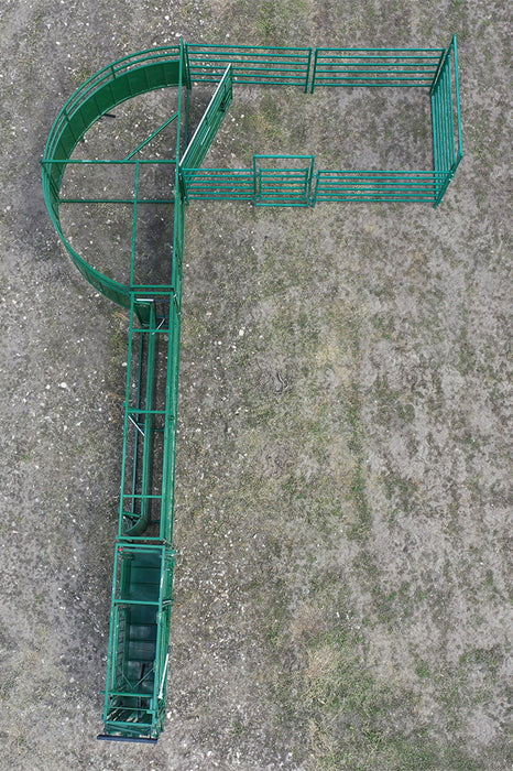 Complete Cattle Handling System – Lakeland C2000 model with adjustable alley and crowd tub for smooth cattle flow