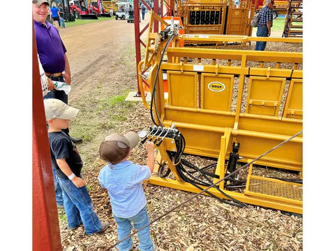 HiQual Dual Design Calf Chute with hydraulic system engineered for precision control and long-lasting performance.