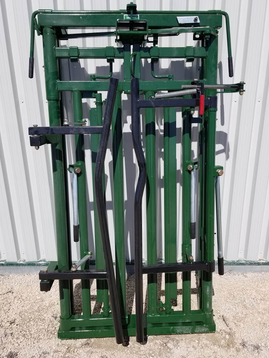 Premium C-Series Cattle Head Gate with easy catch system – built for operator safety and animal comfort