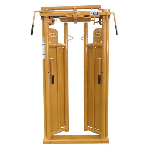 Sioux Steel Cattle Head Gate with automatic self-catch design for safe and efficient livestock restraint.