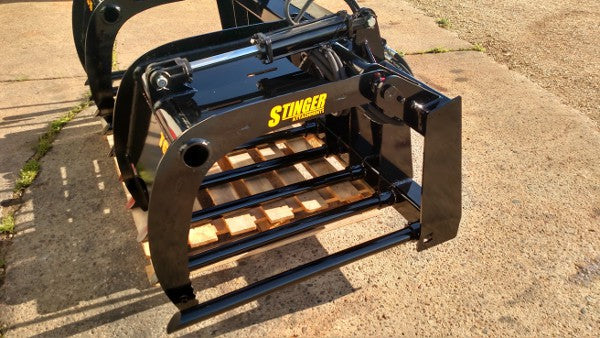 Close-up of Stinger manure tine grapple bucket tines and hydraulic arms – reinforced steel construction for long-lasting durability.